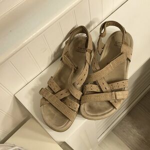 Women’s nubuck sandals
